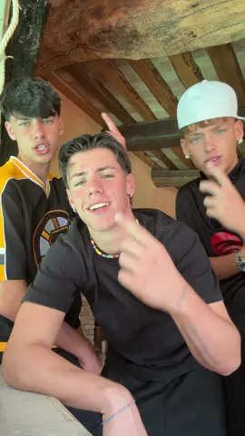 A post by @fabioferruccii on TikTok caption: ripenso a com’è finita con loro due, io non voglio perderti 🤍 @Cristiano🌓 @domenicoespositooo_ 