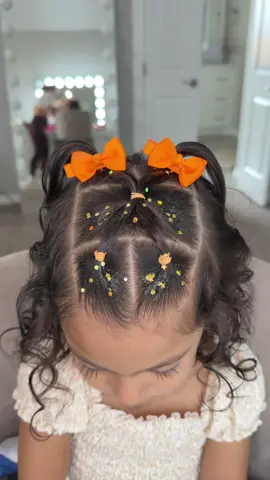 A post by @eliesparzaa on TikTok caption: Practicando para cuando valla al kinder!! 🤭😍🙌🏼