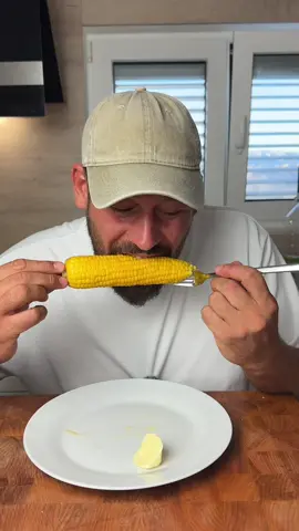 A post by @kiki_ajmo on TikTok caption: 100 % Kindheitserinnerung 🌽 Es verging kein Sommer, in dem ich nicht mindestens 20 Maiskolben aus Omas Garten gegessen habe. Und sie hat sie ganz ohne viel Schnickschnack zubereitet: Wasser, Salz, Butter – und das war’s. ✨ Manche schwören auf Milch, andere auf Glutamat, wieder andere lieben ihn gegrillt usw. Ich mag all diese Varianten – aber keine davon lässt mich so sehr für einen kurzen Moment wieder Kind sein wie genau diese Zubereitung. 🧈 Genau deshalb ist das für mich die beste Art, Mais zu kochen. So wie auch ich es niemals schaffen werde, ein Gericht so zu kochen, dass du dich wieder fühlst wie früher – weil eben genau deshalb die Menschen, die für uns in jungen Jahren gekocht haben, am besten für uns kochen können. Auch wenn es vielleicht nicht die technisch beste Zubereitung ist – du weißt sicher, was ich meine. ❤️👵