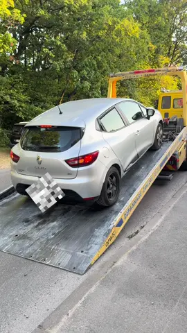 A post by @nda__lily on TikTok caption: Bref ma voiture est à 700km de chez moi 🤡🤡 encore merci à @Montjoux Festival et mon agence @Yuzu Agency même si je préféré finir ce festival 🫠🤧