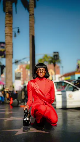 A post by @julio_nyc on TikTok caption: I met @KhianKB lywood walk of fame. I asked them for pictures They told me they want me to be their personal photographer. Do you think it’s a good offer? #fotografia #JulioEnJulio #streetphotography #julio_nyc #CapCut 