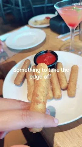 A post by @ari.maseratii on TikTok caption: We love Applebees #fyp #foryoupage 