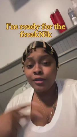 A post by @k3ylowlow on TikTok caption: #freaknikoutfitideas #90skids #fypage #hairstyle #backintheday #trending #viralvideo 