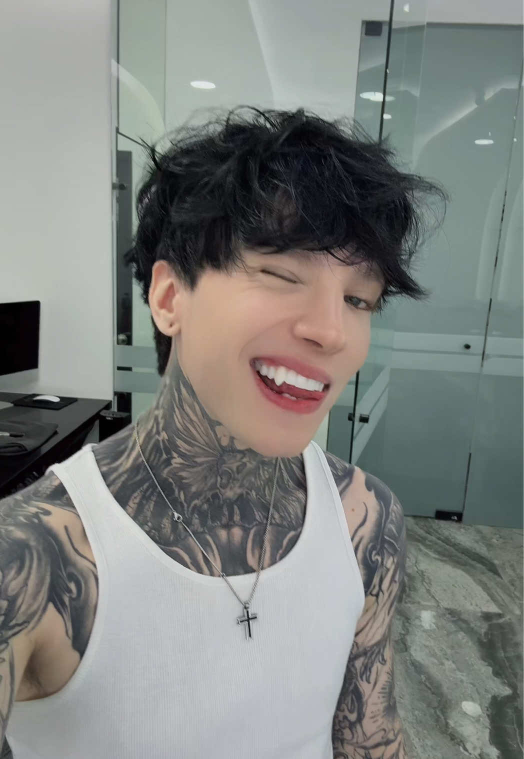 A post by @therealcry on TikTok caption: edward cullen se hizo realidad #fyp #parati #cry #humor 
