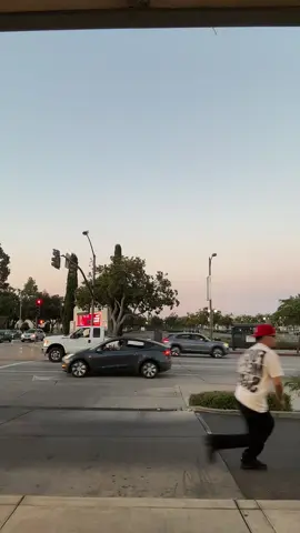 A post by @uzielgonzalezz on TikTok caption: Se soltaron los caballos 🤠 #foryoupage #uzielgonzalez #viral 