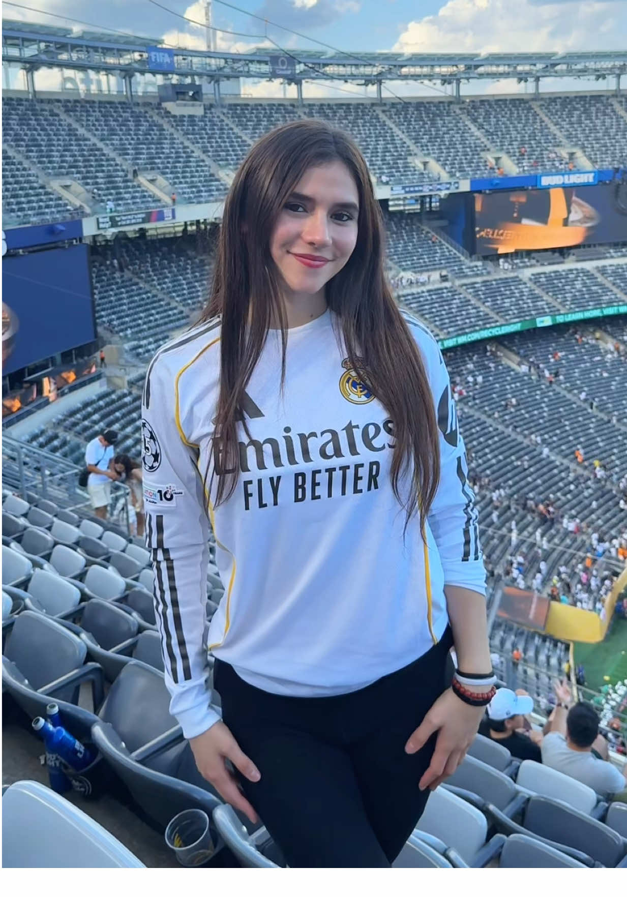 A post by @arayfer_ha on TikTok caption: Partido del Real Madrid 🆚 PSG ⚽️ #MundialDeClubes #Arayfer #Partido #Semifinal #experiencia #madridista #triste #derrota #metlifestadium 