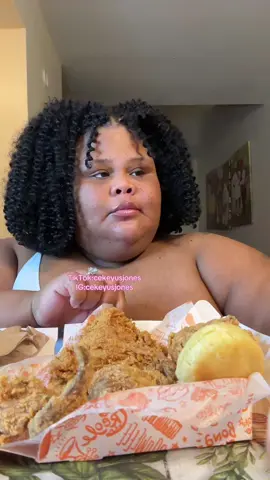 A post by @cekeyusjones on TikTok caption: #eatwithcekeyus 