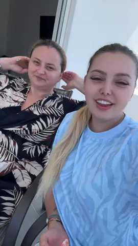 A post by @francescamaria94 on TikTok caption: O invat pe prietena mea 50+ 😂 sa faca tik tok 😅 grea tehnologia 😂😂@Alina Ivasuc 