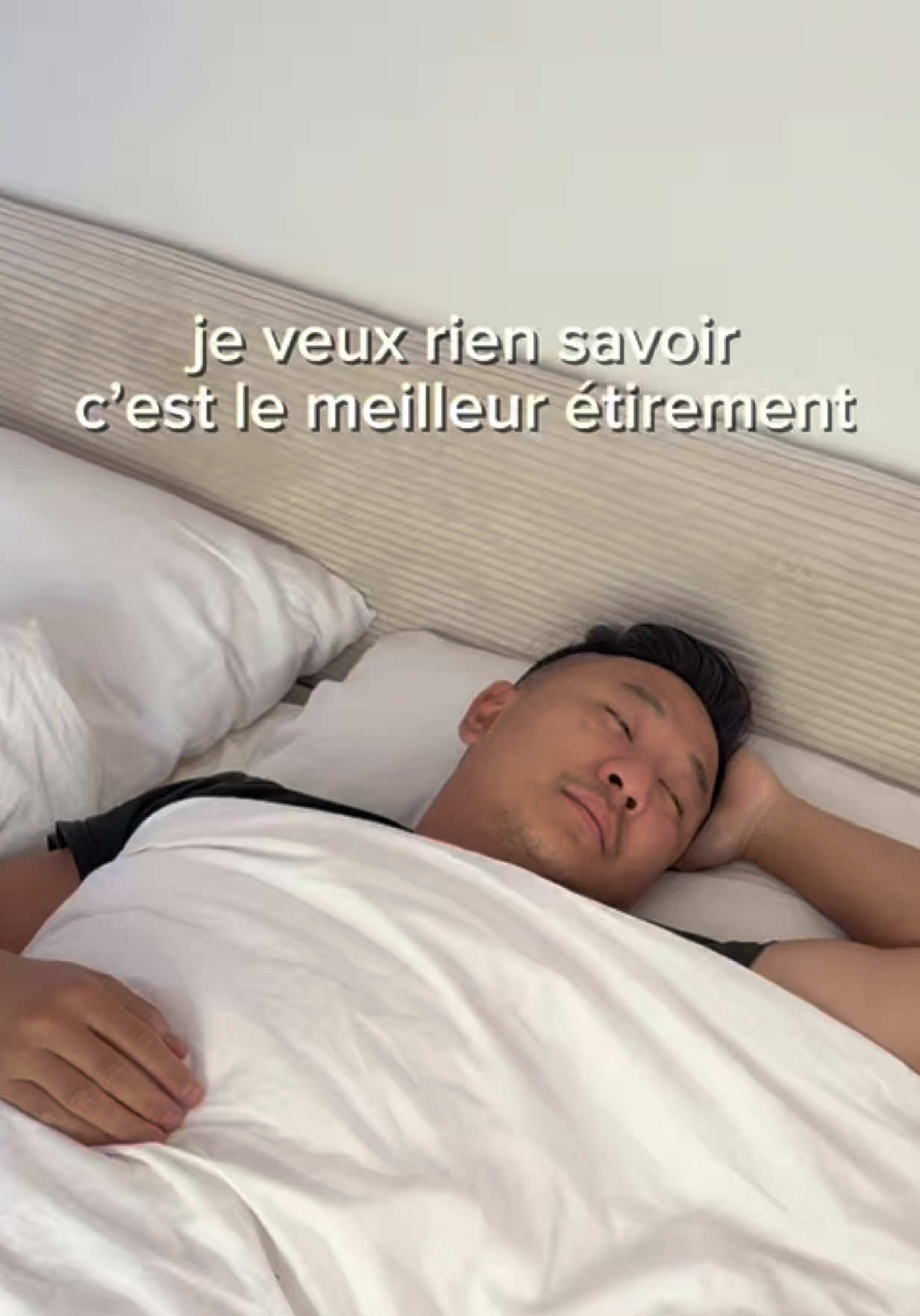 A post by @abregefrere on TikTok caption: Je ne sais pas pourquoi je me mets en mode vibreur 😭  #abregefrere #reveil #etirement 