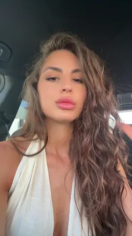 A post by @mgiuliacaruso on TikTok caption: È tutto sbagliato, sta andando tutto al contrario… 🎶 
