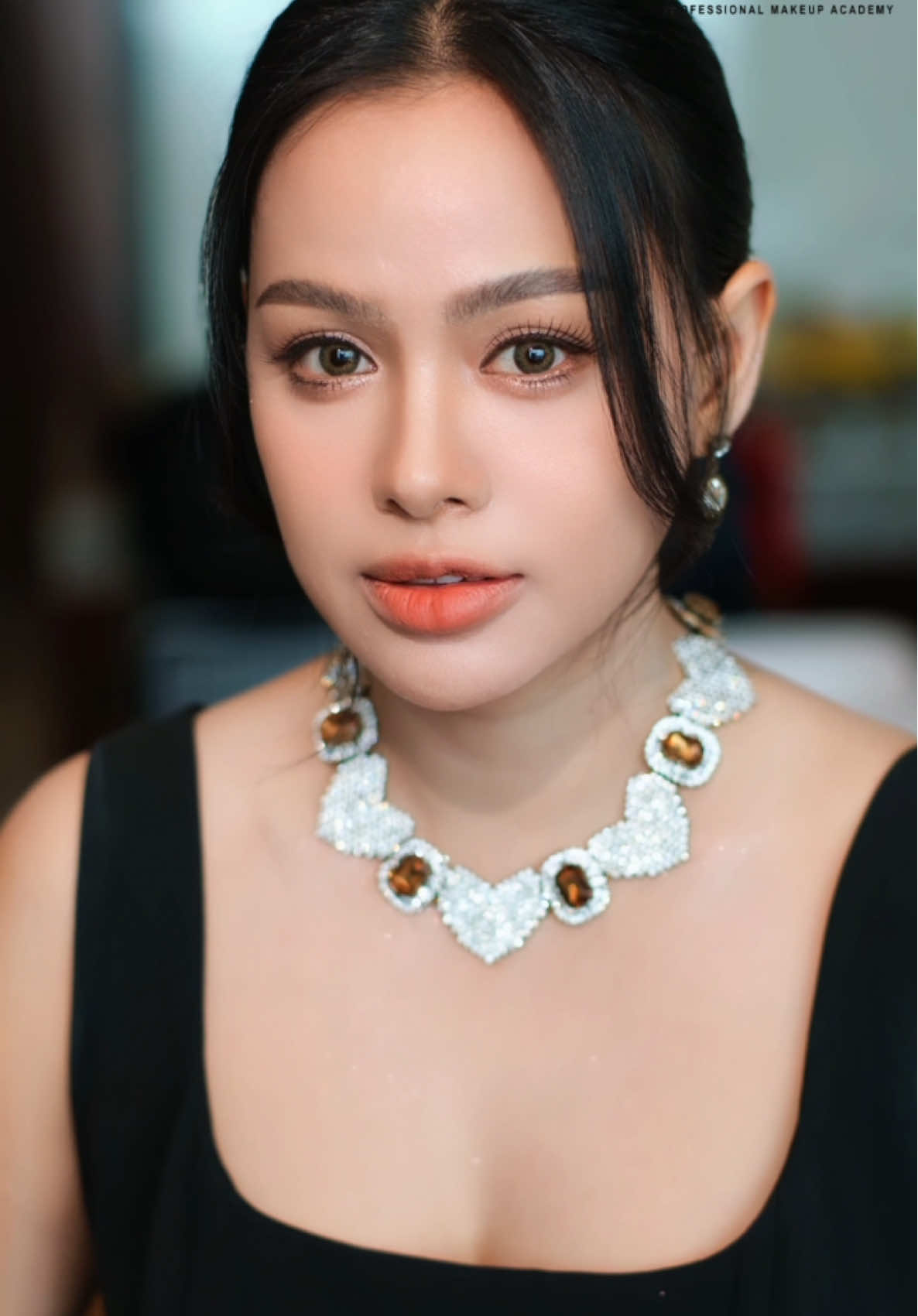 A post by @sora123ms on TikTok caption: ဒီနေ့ Remax ရဲ့ ပဲ့ကိုင်ရှင် မမအေးသောင်းကို ပွဲတက်look လေး ပြင်ပေးထားတာပါရှင့်😍😍 #sora #makeupsora 
