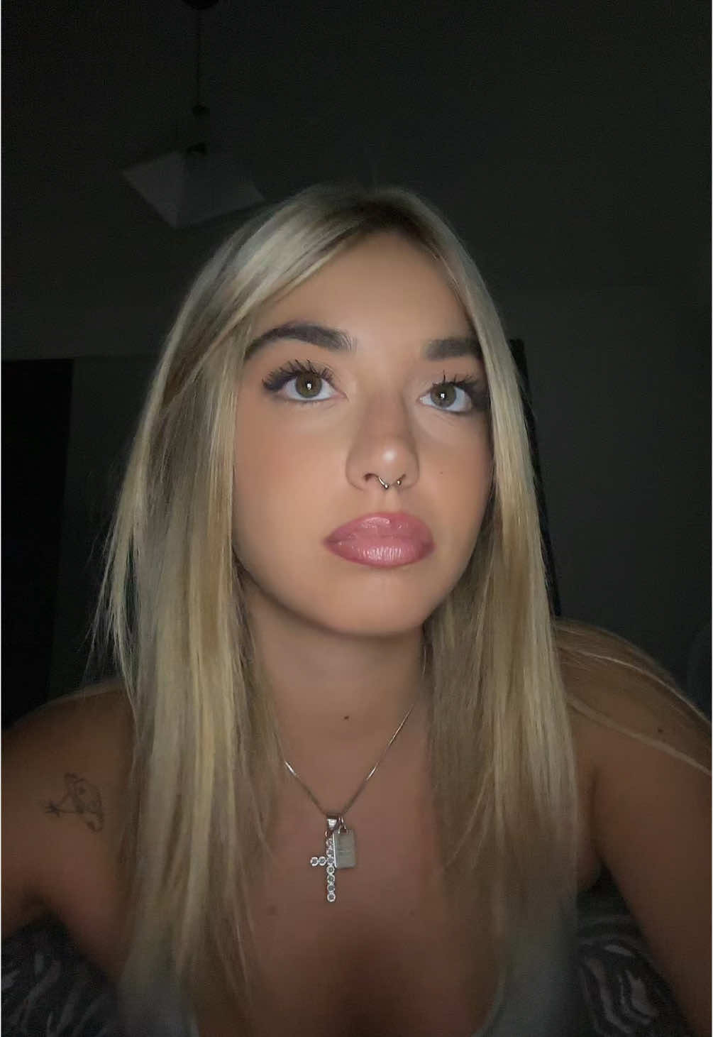 A post by @matildepagano_ on TikTok caption: Devo smetterla di vivere al buio comunque 
