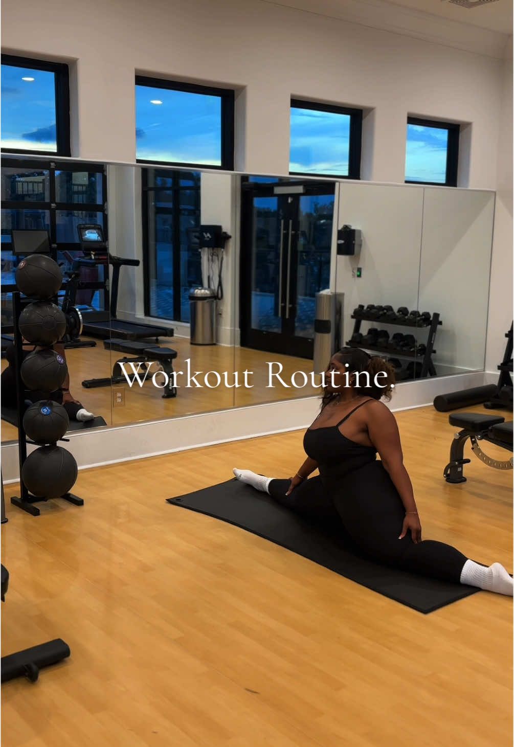 A post by @theashlynedith on TikTok caption: Building this body day by day workout with me ! #workoutroutine #weightloss 