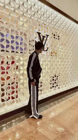 A post by @x__junaid on TikTok caption: fyyyyyyy🇧🇩🫶🏻#👀#paris 