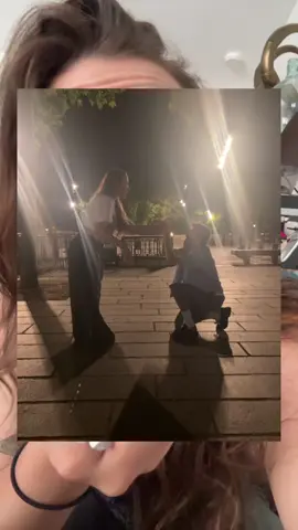 A post by @lise_favre on TikTok caption: Je l’invite à Las Vegas ou pas ? 💍 #storytime #meetcute 