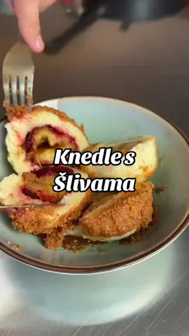 A post by @kiki_ajmo on TikTok caption: 🥔 Knedle sa šljivama – Pflaumenknödel wie von Baba! Ich hab beim Dreh den Schmand vergessen – und das ist für mich ein Muss 😅 Aber sonst: weich, süß, buttrig – so schmeckt der Spätsommer. #Balkanküche vom Feinsten! ⸻ 📝 Zutaten für die Knödel 	•	750 g mehligkochende Kartoffeln 	•	250 g Mehl (Typ 405) 	•	3 EL Hartweizengrieß 	•	2 Eier 	•	Prise Salz 	•	11–12 Pflaumen (entsteint) 	•	Würfelzucker oder Vanillezucker (zum Füllen) ⸻ 🧈 Zutaten für die Schmelze 	•	150 g Butter 	•	100 g Semmelbrösel 	•	30 g Zucker ⸻ 🍽️ Zubereitung 	1.	Kartoffeln kochen, ausdampfen lassen, pellen & durchpressen. 	2.	Mit Mehl, Grieß, Eiern und Salz zu einem glatten Teig kneten. 	3.	Teig in Portionen teilen, mit einer entsteinten Pflaume & Zucker füllen, Knödel formen. 	4.	In leicht kochendes Salzwasser geben. → Herd auf Stufe 7 von 9 → Wenn sie oben schwimmen: noch 5 Min. weiterköcheln – dann sind die Pflaumen richtig weich. 	5.	Butter schmelzen, Brösel und Zucker dazu – leicht bräunen. 	6.	Knödel in der Schmelze wälzen. 🟠 Optional: Mit Schmand servieren – süß-säuerlich = perfekt! ⸻ 📎 SEO-Text (für Blog/Videobeschreibung) Knedle sa šljivama Rezept, Pflaumenknödel kroatisch, Pflaumenknödel österreichisch, Pflaumenknödel deutsch, ostnische Pflaumenknödel, recept za knedle sa šljivama, kroatische Pflaumenrezepte, österreichische Pflaumenrezepte, deutsche Pflaumenrezepte, tradicionalni recept za knedle sa šljivama, Pflaumenknödel mit Schmand, Pflaumenknödel mit Vanillezucker, knedle sa šljivama bez jaja, recept za knedle sa šljivama i grizom, Mehligkochende Kartoffeln für Pflaumenknödel, Pflaumenknödel mit Würfelzucker, knedle sa šljivama sa šmarnom, Pflaumenknödel mit Schmelze, ostnische Rezepte mit Pflaumen, Pflaumenknödel mit Grieß.#CapCut 