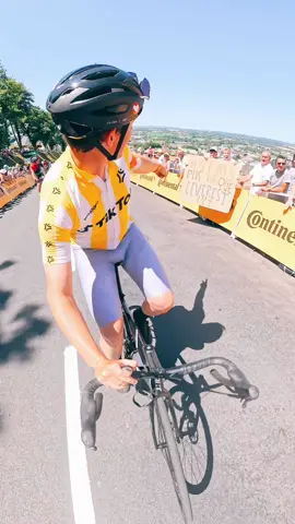 A post by @mathis_dumas on TikTok caption: Les 100 derniers mètres 🤩 #TourDeFrance #velo #tiktokfrance #velo 