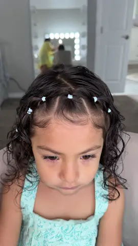 A post by @eliesparzaa on TikTok caption: Amo peinarla nena!! 😍✨