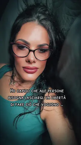 A post by @annabell99999 on TikTok caption: Buonasera 💋🌹🖤🎶😘🥰🤗#sempre #lei #polacca #rispetto #passione #buonasera 