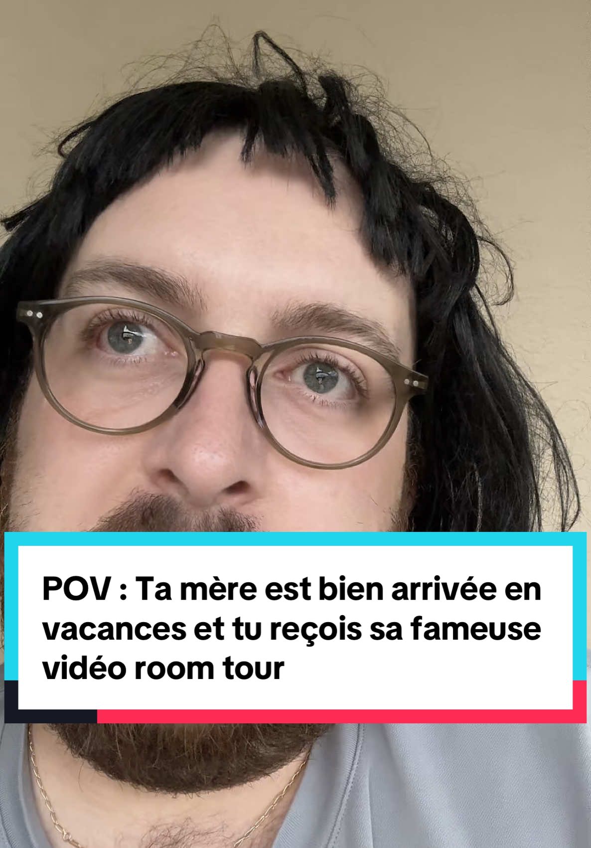 A post by @moguizoff on TikTok caption: POV : Ta mère est bien arrivée en vacances et tu reçois sa fameuse vidéo room tour