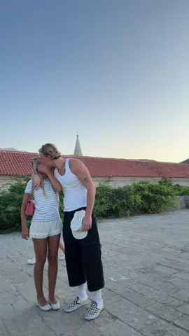 A post by @lucasdrag on TikTok caption: Je crois qu’elle en a marre, je lui fais 10 000 bisous par jour 🤣🤣🤣