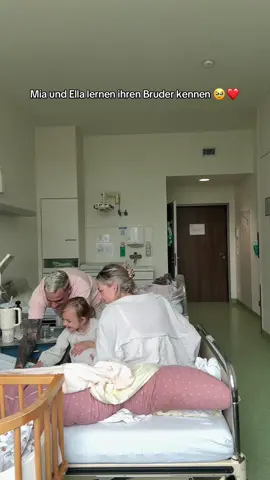 A post by @aliciasmumlife on TikTok caption: Unser kleiner Prinz, hier haben dich deine Schwestern das erste Mal gesehen, kennengelernt und sofort in ihr Herz geschlossen.  Wie schön es sein muss, mit zwei so besonderen Seelen an seiner Seite aufzuwachsen? Mia, die dich bemuttern wird, immer auf dich aufpassen und dir ihr letztes Stück Schokolade geben würde, damit du dich freust. Die die immer im Arm hält, wenn Mama nicht schnell genug ist und immer da sein wird, wenn du jemanden zum reden brauchst.  Das perfekte Gegenstück dazu ist deine große Schwester Ella. Mit ihr wirst du Pferde stehlen können. So schlecht der Plan auch sein mag, sie wird dabei sein. Ihr werdet so viel zusammen zu lachen haben. Und vor allem wird sie dich beschützen - ihren kleinen Bruder. Ella wird die Schaukel für dich verteidigen und dich auch später vor egal wem. So ist sie deine kleine Schwester Ella.  Du bist zwar nicht unser 1. Kind was die volle Aufmerksamkeit von Mama und Papa bekommt, dafür wird jeder Prozent, der fehlt, von deinen wundervollen Schwestern ausgeglichen. Ich bin so stolz, auf jeden einzelnen von ihnen. Ich bin unendlich dankbar, die Mama von diesen drei Wunder zu sein. Meine wunder, das sind die wirklich. ❤️❤️❤️ #aliciasmumlife #mamaleben #schwanger #geburt #fy #fyp #viral 