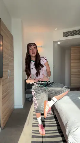A post by @alaiadiary on TikTok caption: ready pour la meilleure soirée de ma vie 😭😭😭 #billieeilish #concertoutfit #hmhas 