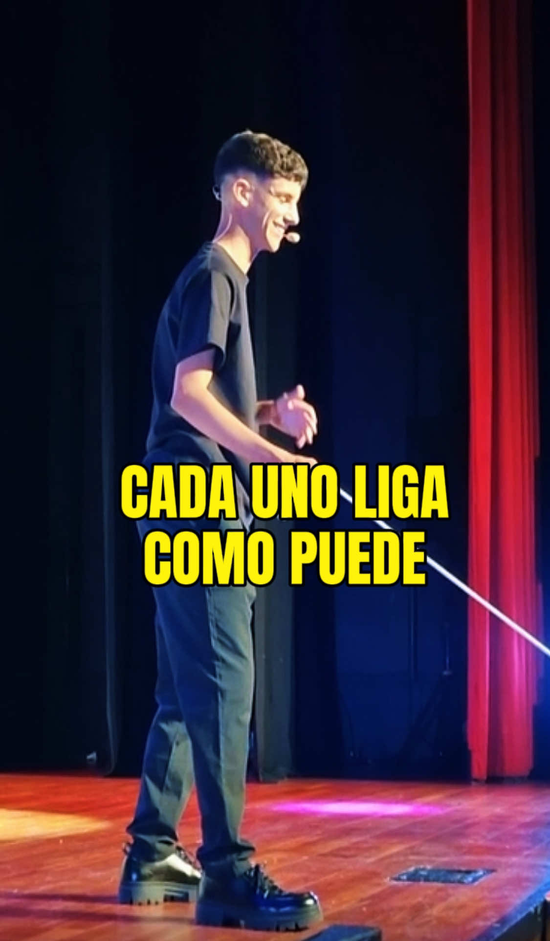 A post by @raul_magic7 on TikTok caption: cada uno liga como puede….. 😂 #show #humor #comedia #magia 