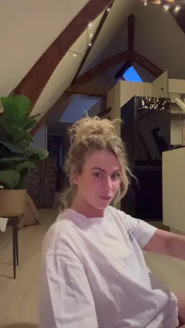A post by @dansjufsharon on TikTok caption: Ik wilde hem langzaam trekken, maar hij kende de trend al 🥲 #buggati #fy #fyp #voorjou 