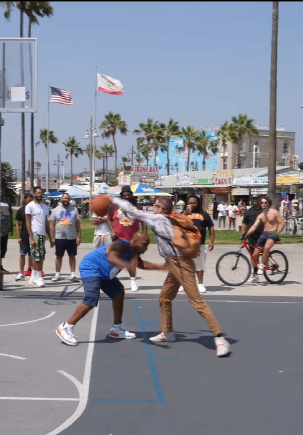 A post by @dunk on TikTok caption: Nerd Exposes Hoopers at Venice Beach 🤓 #nba #basketball #sports #fyp 