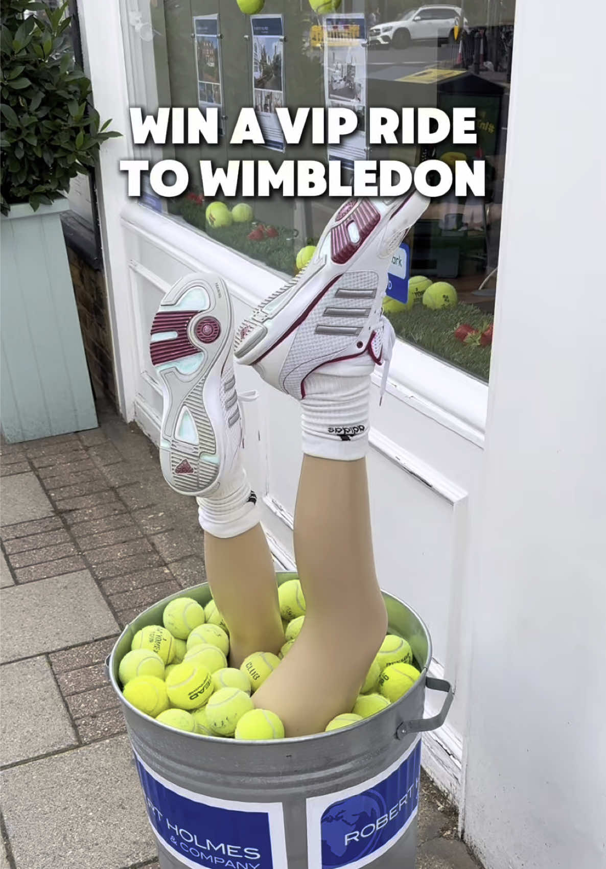 A post by @exploringlondon on TikTok caption: ad Win a FREE VIP RIDE to Wimbledon in an iconic London black taxi! Gett, London’s black taxi app are giving you the chance to win 1 of 100 VIP Black Cab rides to the championships, whether you’re heading to Centre Court or just wandering the village and soaking in the vibes! Your ride will come with a mini afternoon tea on board (with sweet treats, sparking drinks and a cooler bag) 🎾🥂 and they will pick you up from any London address! Enter now on the Gett IG page - all the details are there, ends this Sunday 13th July! #gett #gettapp #londonblacktaxi #getttowimbledon #Wimbledon #blacktaxi