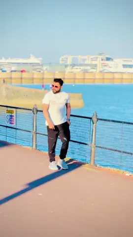 A post by @mdkhanabid888 on TikTok caption: #tranding #london #foryou #following