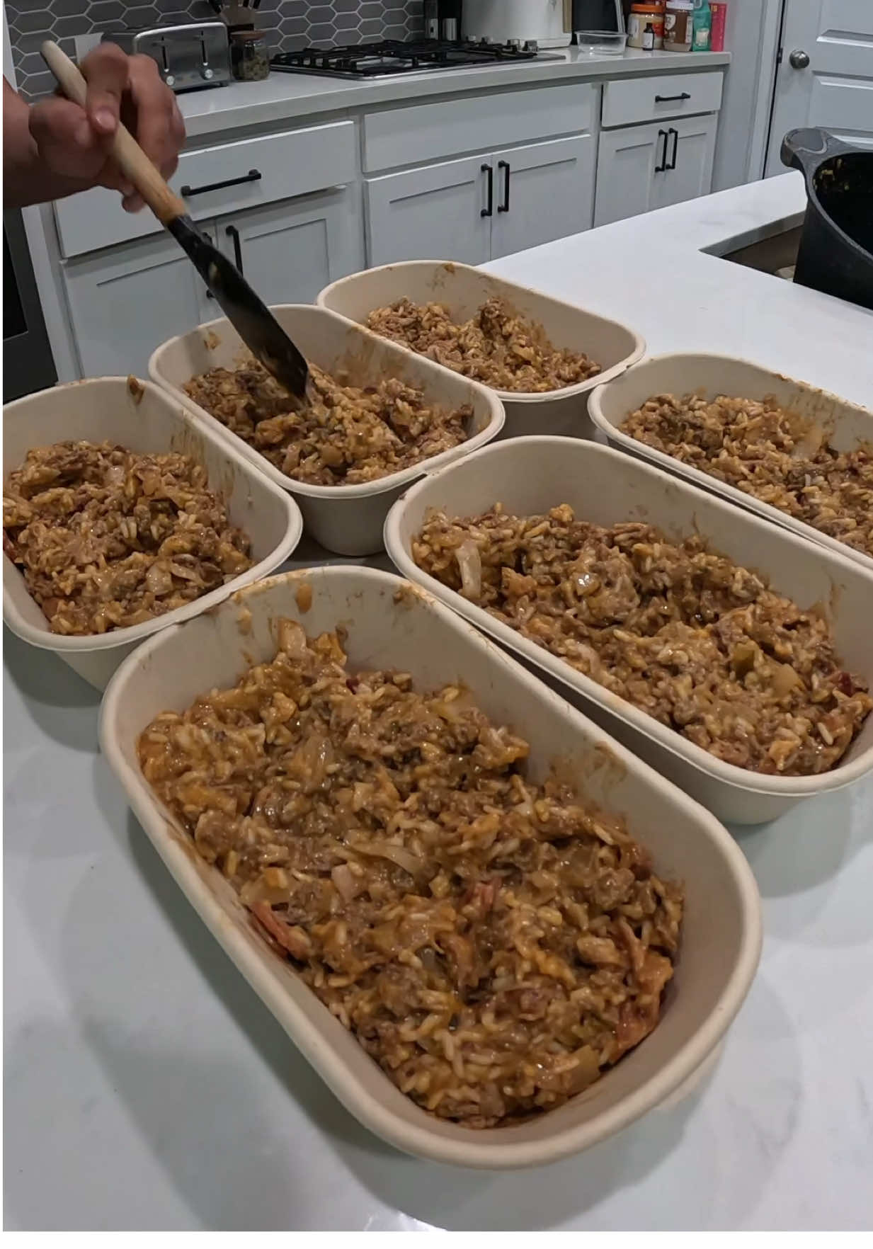 A post by @cookingforgains on TikTok caption: 770 calories 76g protein 23 fat 64g carbs makes 6 meals for work  Big Mac power bowls  Adding these to my cookbook!  3lbs weighed raw 96/4 lean meat 1 xl onion  300g rice weighed raw first  1 pack of center cut bacon  Sauce mix  240g miracle whip (20 calorie kind) 45g sugar free ketchup  20g mustard 100g sweet fish (20 calorie kind) 9g paprika  5g onion powder  6g garlic powder #cooking #CookingHacks #mealprepideas #protein #bigmac #mealprep #foodprep #cookbook