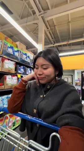 A post by @caterinmenchu8 on TikTok caption: Le compré una hamburguesita a mi bro💗