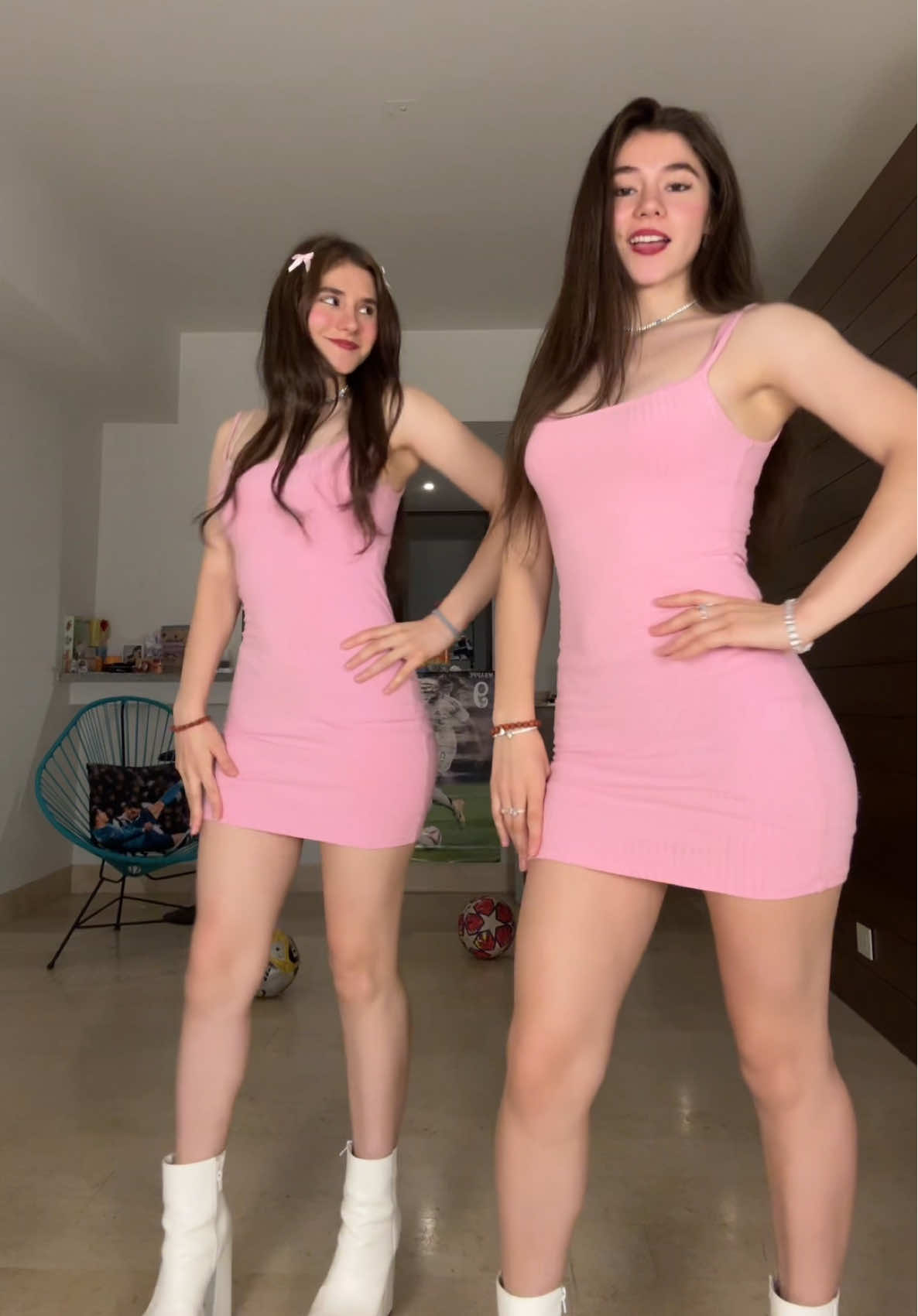 A post by @arayfer_ha on TikTok caption: Regresamos del Mundial de Clubes 🤙🏼  #ArayFer #baile #trend #pink #twins #vestido #fakebody #fakebodyy⚠️  