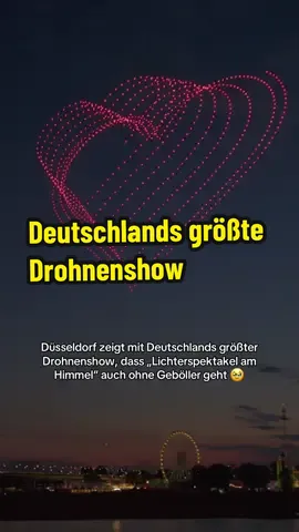 A post by @mitvergnuegenkoeln on TikTok caption: Da könnte Düsseldorf doch mal Vorbild für Köln sein, wo Ende August die Kölner Lichter stattfinden sollen. Bei unseren Nachbarn hat Deutschlands größte Drohnenshow Premiere gefeiert. Ganz ohne Geböller. 🥹 Ja, so schön und so ruhig kann’s sein. Jetzt muss @duesseldorf nur noch checken, dass das das trotzdem geplante Feuerwerk am Ende der Rheinkirmes überflüssig macht 😎  Übrigens: Die zweite Drohnenshow zur Rheinkirmes in Düsseldorf findet am 18. Juli 2025 um 22:15 Uhr statt und ist erneut kostenfrei und öffentlich zugänglich. Videomaterial: AO Multimedia & Drones #düsseldorf #drohnenshow #vorbild #köln #feuerwerk