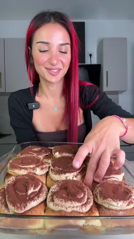 A post by @su_ice_ on TikTok caption: Tiramisu-Schnecken ❤️ Zutaten für den Teig: 300ml lauwarme Milch, 2TL Trockenhefe, 1TL Zucker. 600gr Mehl, 2 Eier, 1TL Salz, 25gr Zucker, 1Pck Vanillinzucker und 110gr weiche Butter. Zutaten für die Füllung: 110gr weiche Butter, 2TL Zimt, 200gr brauner Zucker und 2TL Kaffee. Zutaten für das Topping: 250gr Mascarpone, 250gr Sahne(davon wird ein kleiner Teil erhitzt um darin 2TL Kaffee aufzulösen), 2EL Puderzucker und Vanilleextrakt. Zusätzlich braucht Ihr noch weitere 100ml Sahne, die auf die Schnecken kommen, bevor die in den Ofen gehen.  Die Schnecken werden bei 175 Grad Ober Unterhitze für 25 Minuten gebacken. #Foodtiktok #foodtrend #trend #tiramisu #schnecken #cinnamonroll #homemadefood #dessert #fy #viral #sweets 