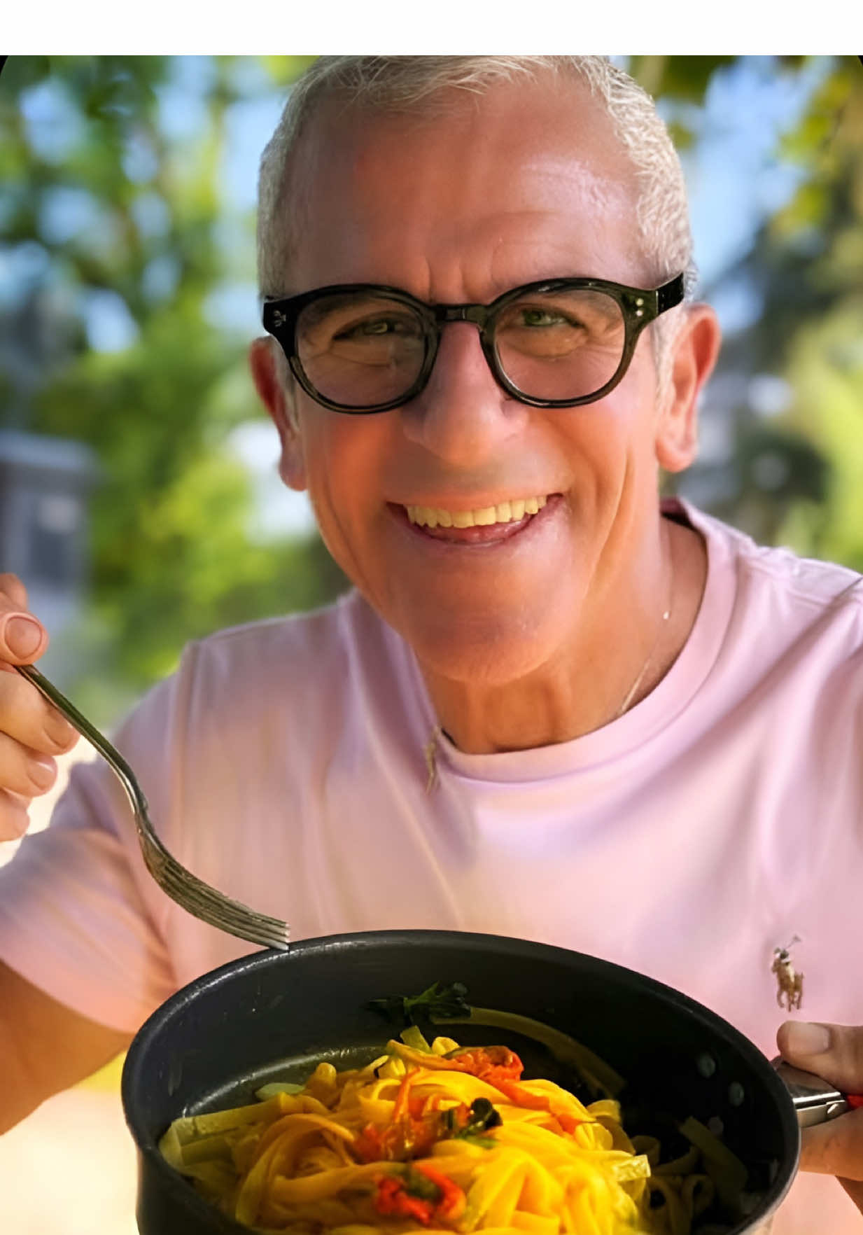 A post by @chefmaxmariola on TikTok caption: Un’idea semplice per un appuntamento da paura! 💘🌳 Tagliatelle, burro, alici e fiori de zucca. Basta poco per preparà un piatto scenografico, gustoso, economico…e che ve fa conquistà di sicuro! 😎 E se lo cucinate all’aria aperta, magari con un bel tramonto… avete fatto bingo 🎯 👉 Dite la verità: voi con chi ve lo sparereste questo piatto sotto le stelle? 💬 #chefmaxmariola #maxmariola #maxmariolacucinapervoi #thesoundoflove #fyp 