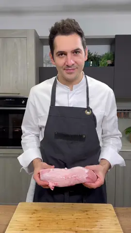 A post by @sebastian_fitarau on TikTok caption: Vitello tonnato 🤤🍴 ingredienti x4: Vitello (magatello o girello) 800 g Sedano 1 costa Carote 1 Cipolle dorate 1 Aglio 1 spicchio Alloro 1 foglia 2 mazzetti di rosmarino 2 mazzetti di timo sale q.b. pepe q.b. olio evo q.b. 100 ml di brodo di carne per la cottura in forno Salsa tonnata q.b. fiori di capperi q.b. burro q.b. Procedimento: Pulisci il magatello, condisci con sale e tostalo in padella con olio evo, aglio e aromi su tutti i lati. Nell' frattempo taglia le verdure. imposta il forno a 180gradi ventilato. Metti su una teglia con carta da forno un letto di aromi, appoggiando sopra il magatello tostato e intorno le verdure tagliate. Cuoci il tutto per 30 minuti, a metà cottura bagna con il brodo di carne. Facciamo tostare anche  i scarti del vitello in forno insieme al magatello. Quando il magatello é pronto, fallo raffreddare. Nel mentre fai cuocere in una casseruola le verdure con i ritagli del vitello coperto con acqua per 20 minuti, filtra, fai ridurre finché diventa una glassa, aggiungi una noce di burro, questa salsa viene utilizzata per condire il vitello tonnato una volta impiattato. Taglia il magatello a fette sottili e impiatta a piacere con salsa tonnata, il fondo di cottura e fiori di capperi. . . . #vitello #tonnato #alforno #salsatonnata #antipasto #sebastianfitarau #chef #ilgustodellasemplicità 