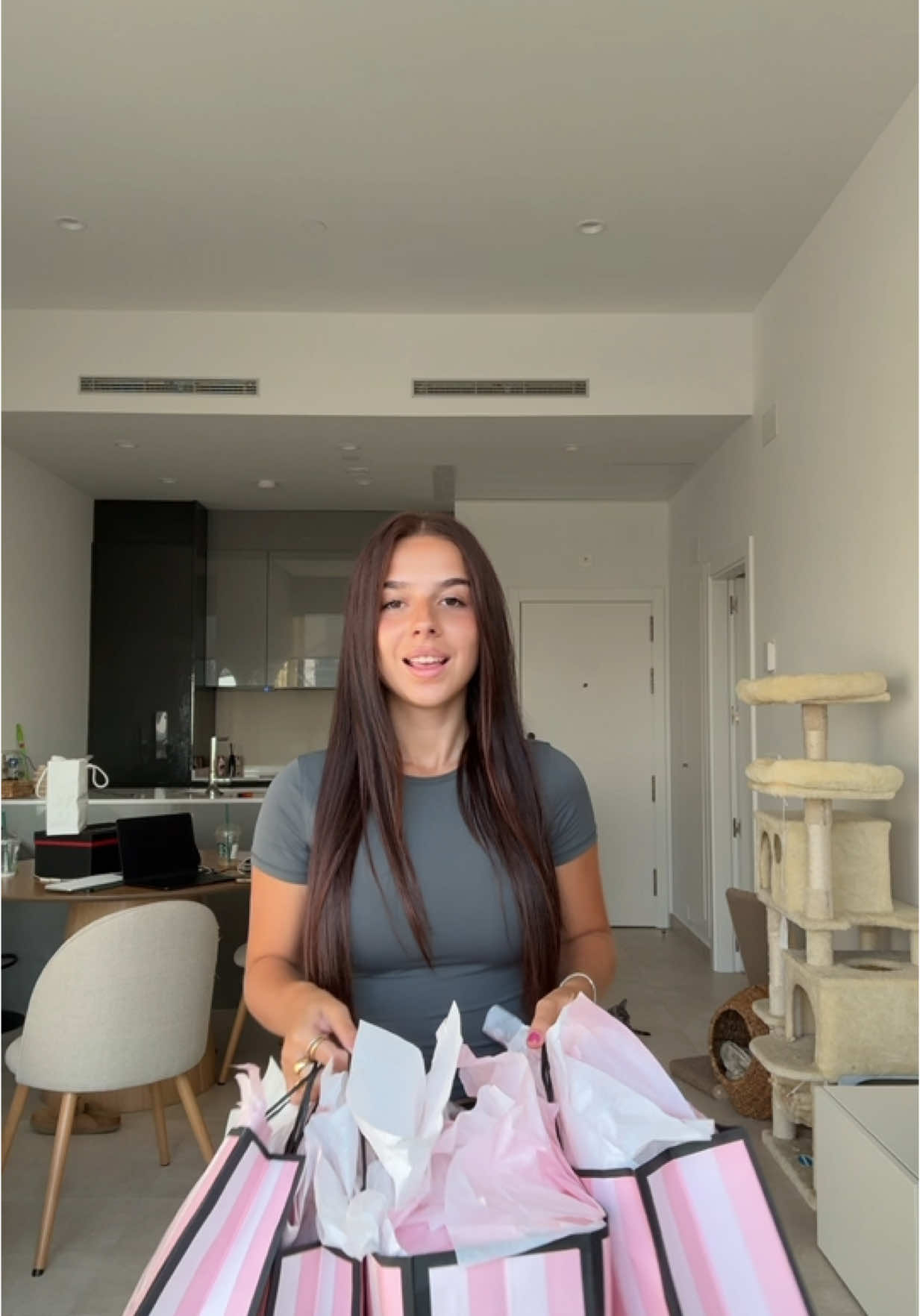 A post by @luciacorreaaa4 on TikTok caption: Haul de @Victoria’s Secret Spain 🩷🩷