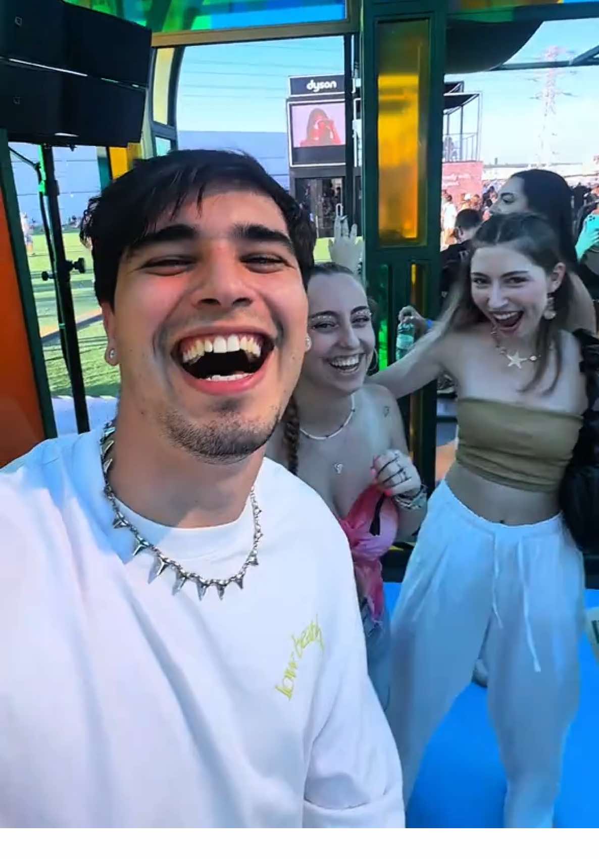 A post by @adribylus on TikTok caption: Disfrutando con mis seguidores en Mad Cool gracias a @Iberdrola 👌