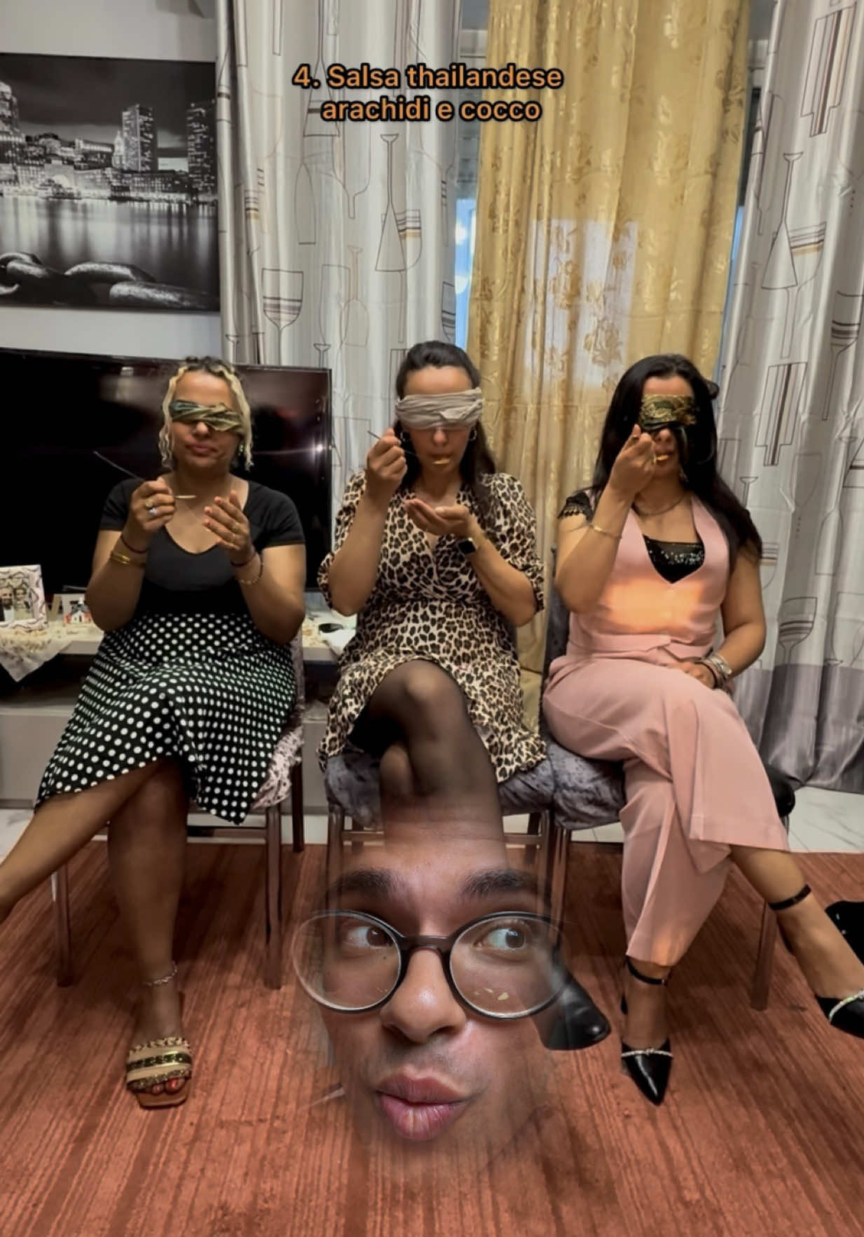 A post by @kiro_ebra on TikTok caption: Sfida di assaggi con le mie sorelle!! #sfida #challenge #ragazzi #ragazze #sorelle #salse 