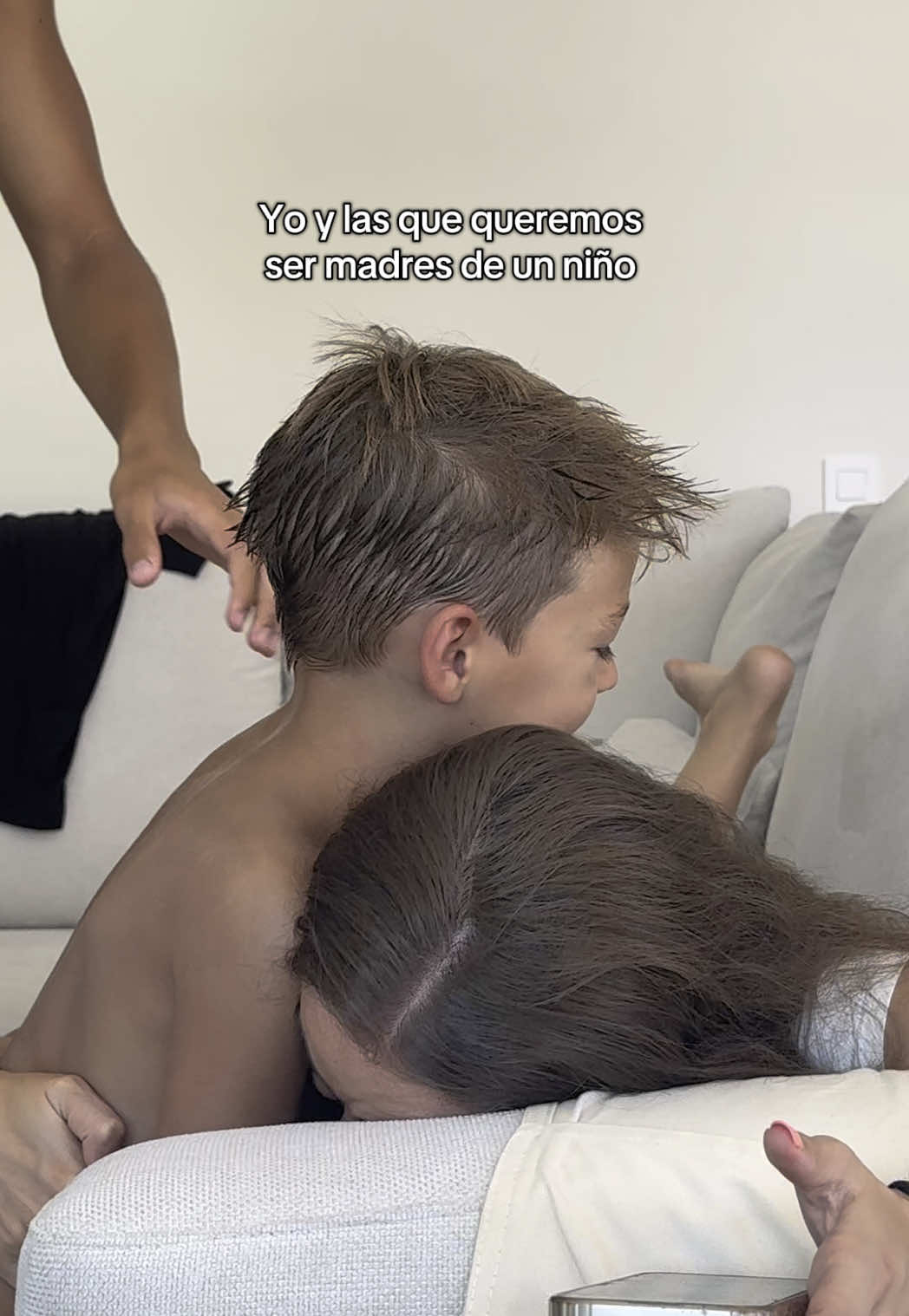 A post by @fabiana.sevillano on TikTok caption: Estos han sido los únicos momentos en los que el niño me ha echado cuenta 