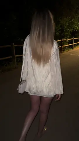A post by @lauramaryaa_ on TikTok caption: Urlă la lună inimă nebună…