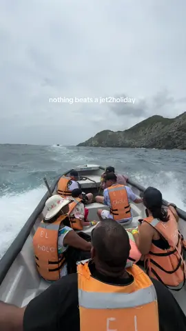 A post by @aitanaasoriano on TikTok caption: y nos dice el capitán “hoy el mar está tranquilo”🤣😭