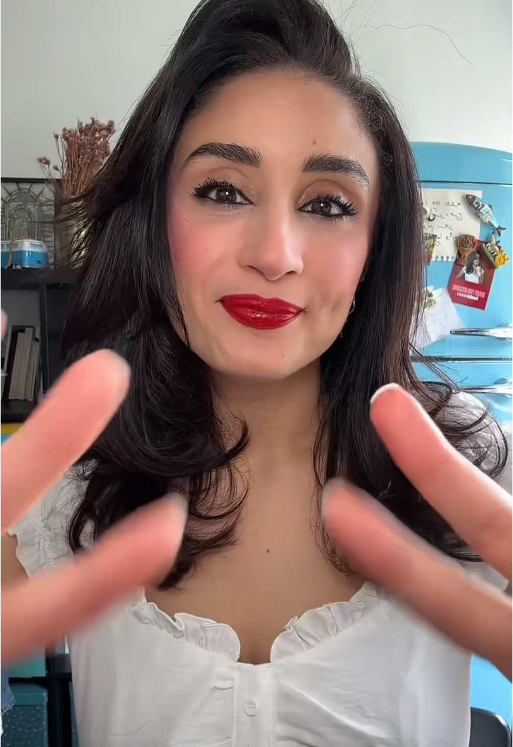 A post by @nejlaa_belh on TikTok caption: La vidéo de l’affaire Iana Kasian est déjà publiée mes gazelles 🥹🩷 #beauty #makeup #makeuptransformation 