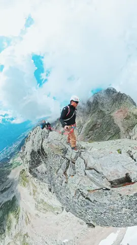 A post by @mathis_dumas on TikTok caption: Sur le fil 🪡 #alpinisme #montagne #chamonix #thenorthface 