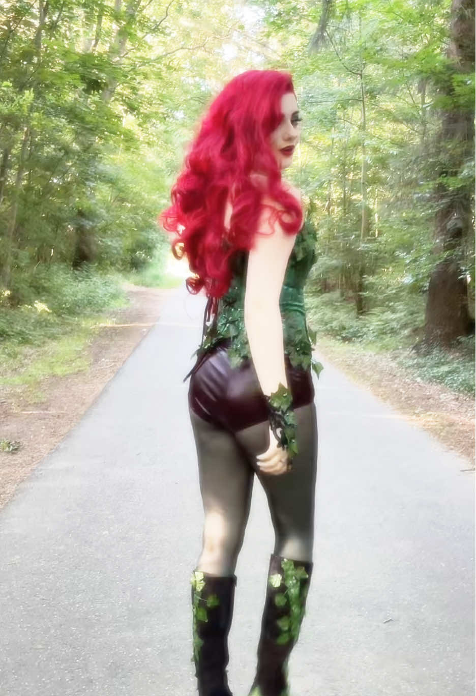 A post by @leannmel on TikTok caption: Manipulating ➡️ poison people #poisonivy #poisonivycosplay #ivycosplay #dc #dccosplay #dccosplayer #dcuniverse #fy #dccomics 