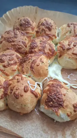 A post by @kochen.macht.spa on TikTok caption: Mozzarella Brötchen  Rezept  2 Pck Sonntags Brötchen  2 Pck  Mozzarella Kugeln  etwas Kräuterbutter etwas Mozzarella Streukäse  15 Minuten bei 180 Grad im Airfryer  #mozzarella #brötchen #kochen #lecker #food #essen #foodie 