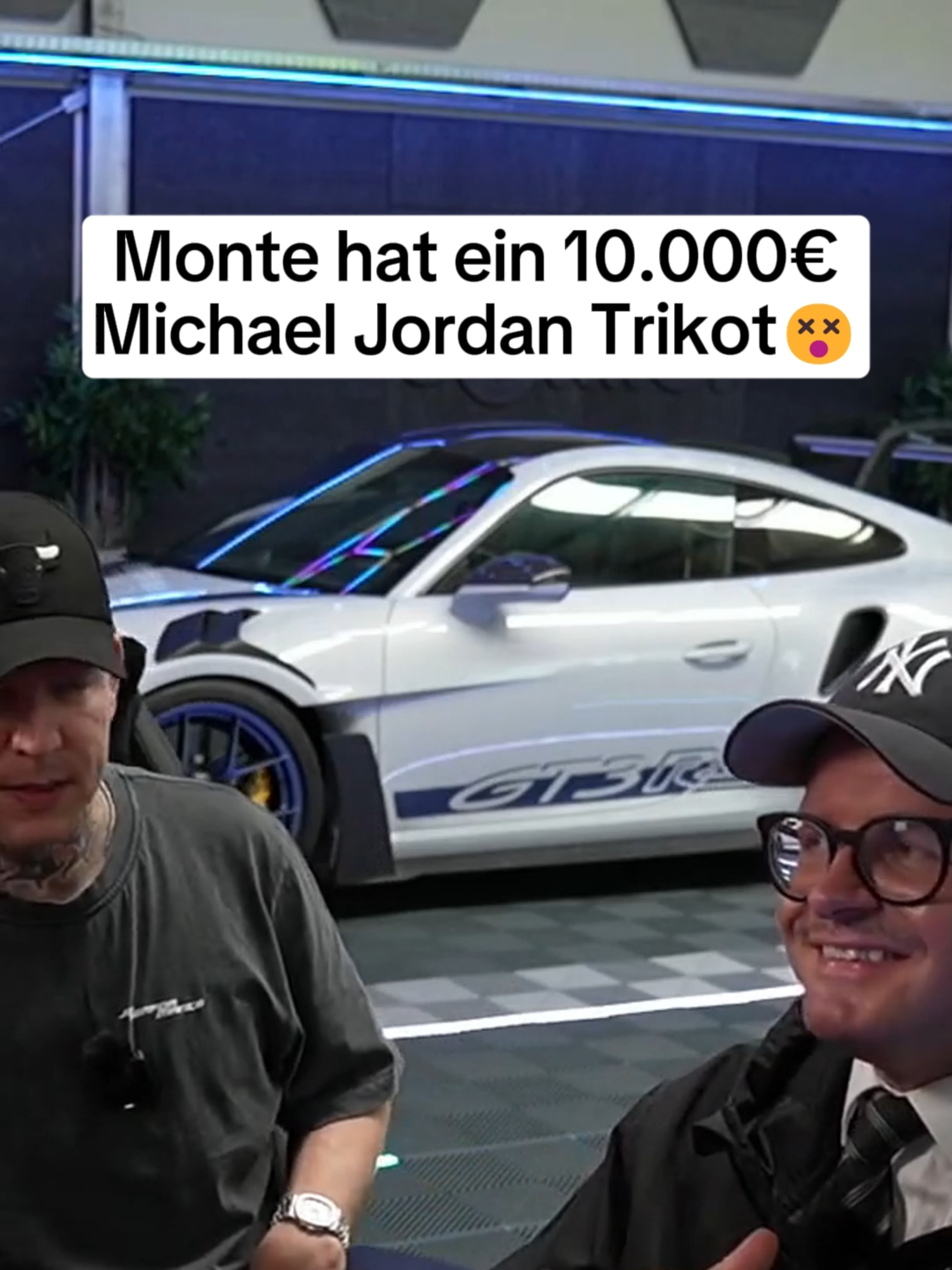 A post by @montanablackclips on TikTok caption: Monte hat ein 10.000€ Michael Jordan Trikot😵 #monte #montanablack #montanablack88 #jordans #michaeljordan #trikot #original #special